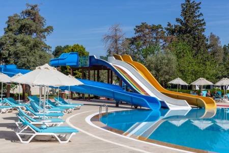 THE HOLIDAY RESORT HOTEL Pools & Beach